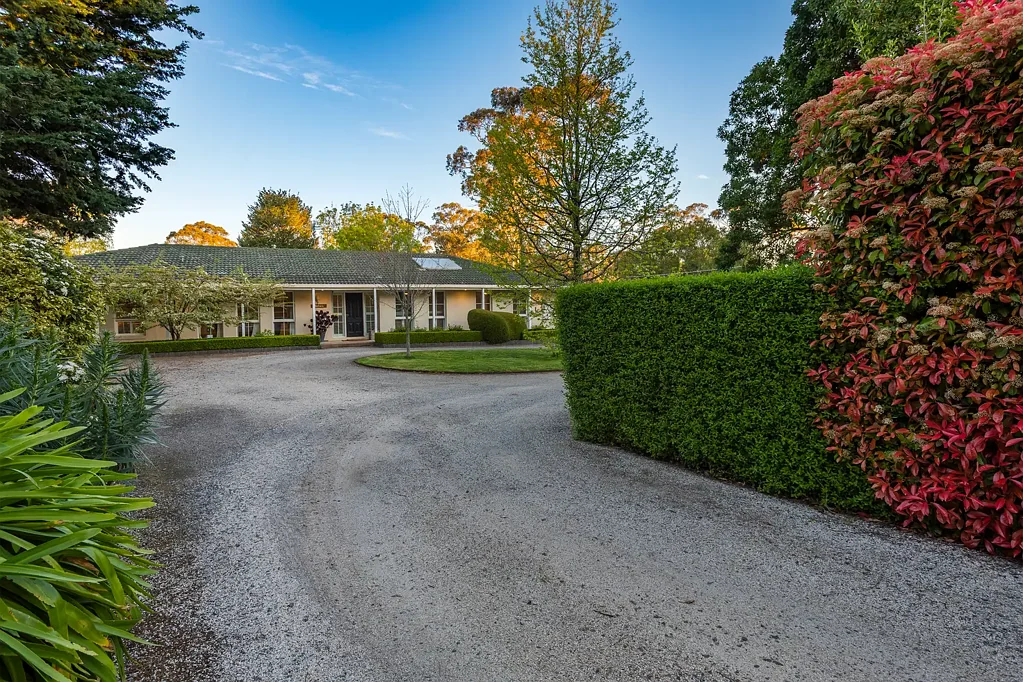 Mount Macedon 4房  Pool and Privacy on 2,284sqm in Mount Macedon