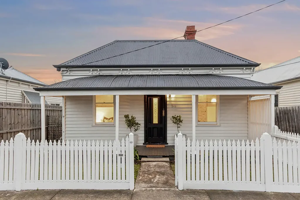 Geelong West 3房  Timeless Character with Space to Make Your Own