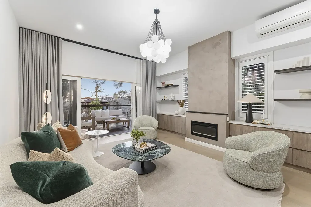 Spacious 5 Bedroom family home metres to Anderson Park