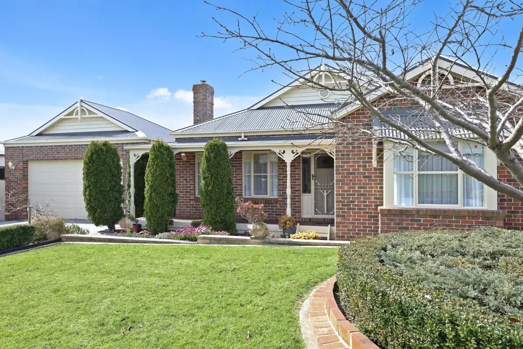 Traralgon East 4房  Timeless Character, Designed for Family Living