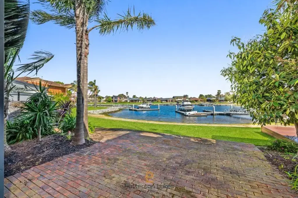 WATERFRONT TOWNHOUSE, SANDY BEACH AND BOAT MOORING