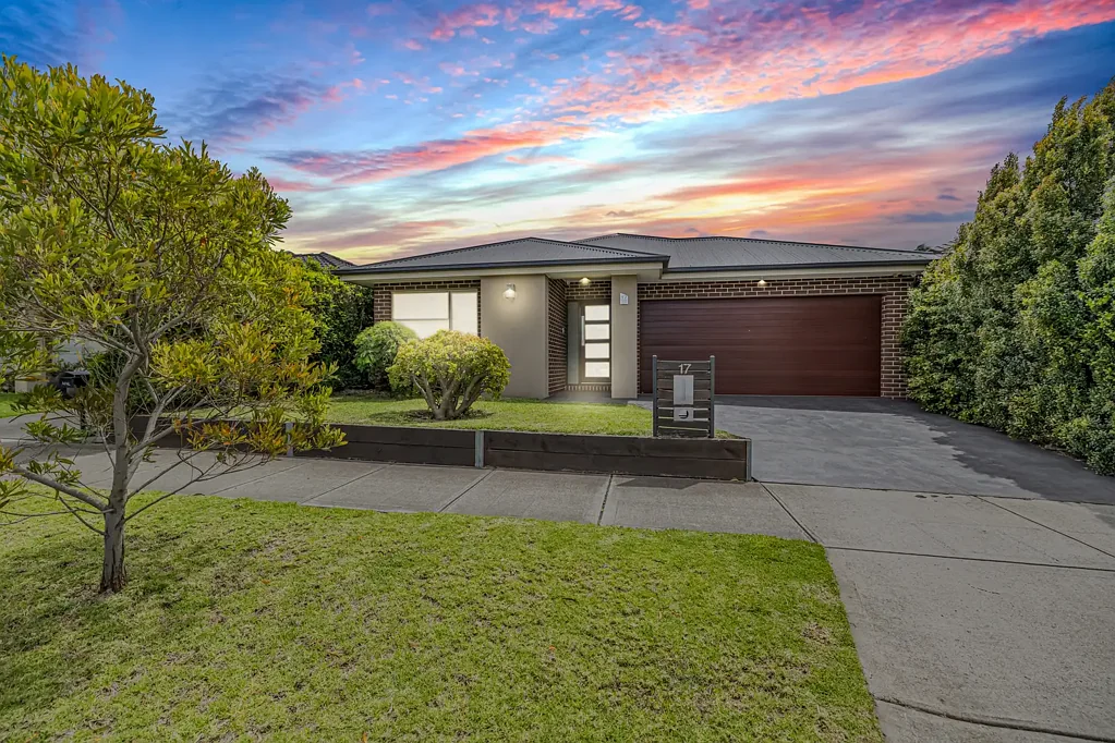 Diggers Rest 4房 精心装修现代优雅 宽敞空间多生活区 时尚装修放松娱乐 主卧套房奢华衣帽间 私人卫浴石材台面 高端电器食品储藏 低维护景观后院 全年娱乐无缝过渡 靠近学校公园购物中心 供暖制冷全屋射灯 安全双车库CCTV 太阳能充电器 Perfect family home