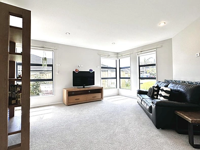 Modern Spacious Family Home in Beachlands