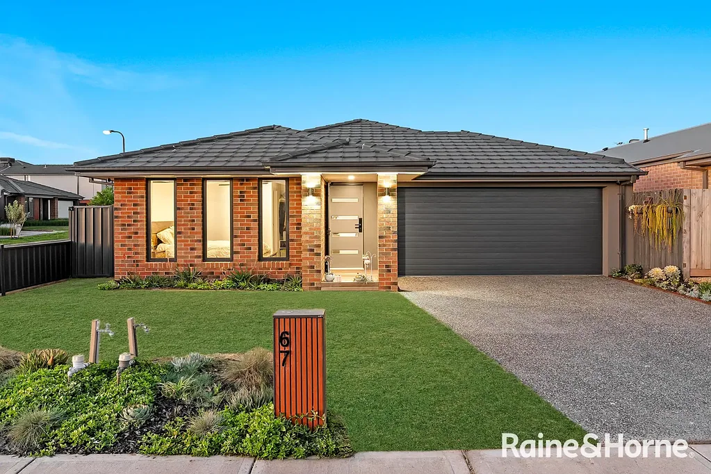 Cranbourne East 4Zimmer Modern, Immaculate & Move-In Ready Home!