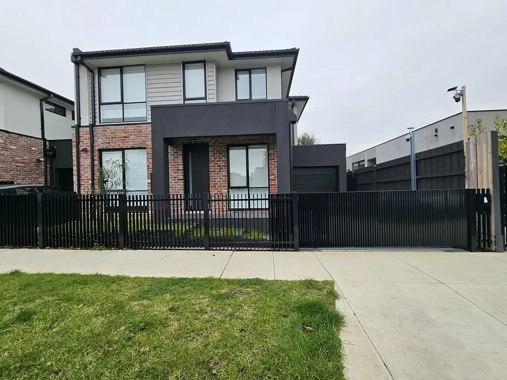 BRAND NEW RESIDENCE WITH OWN STREET FRONTAGE & SEPARATE STUDY OR SMALL 4TH BEDROOM