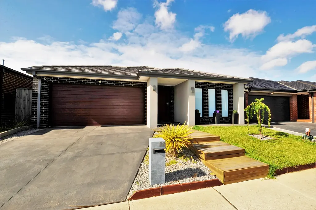 Sophisticated, Relaxed Family Living in Superb Locale