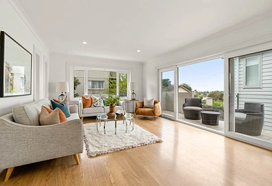 This is a classic lovely 5 bedrooms family home