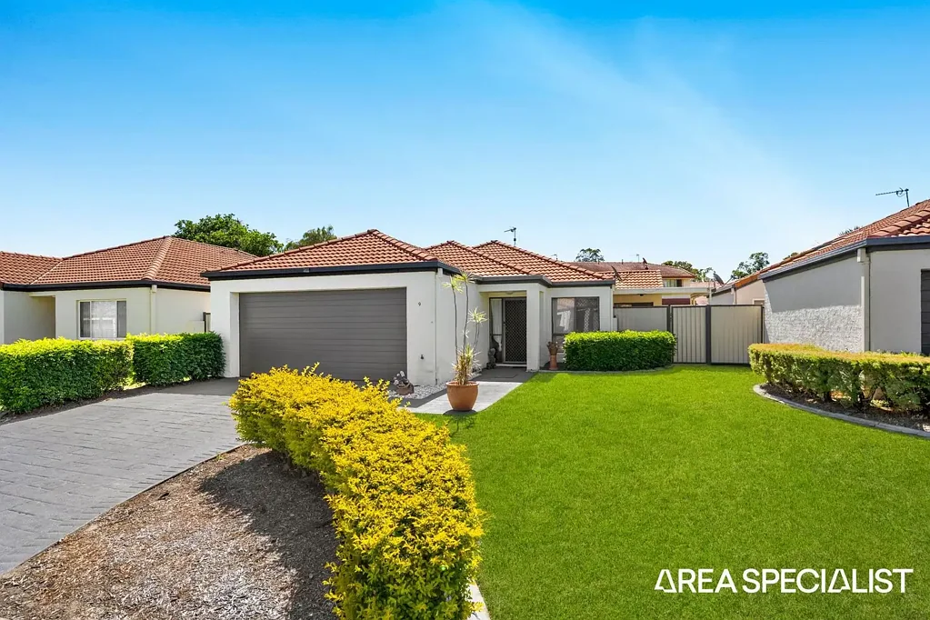 Coomera 3ห้องนอน Beautifully Updated Standalone Home in Sought-After Evergreen Manors