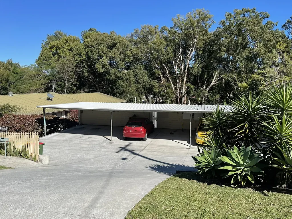 2 Bedroom unit close to shops