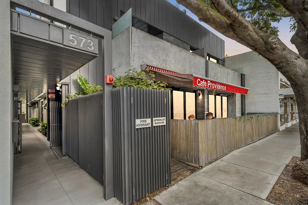 Prahran 2 Slaapkamer Designer ground floor apartment in leafy central location.