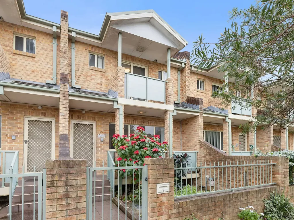 Rosehill 3Moenga Impressive Townhouse in a Sought-After Location
