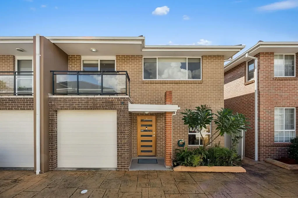 Casula 4房 The Promenade安全社区 四卧宽敞联排 现代装修 低维护费用 优质电器 主卧套房带阳台 便利交通 好学区 The Complete Family Package