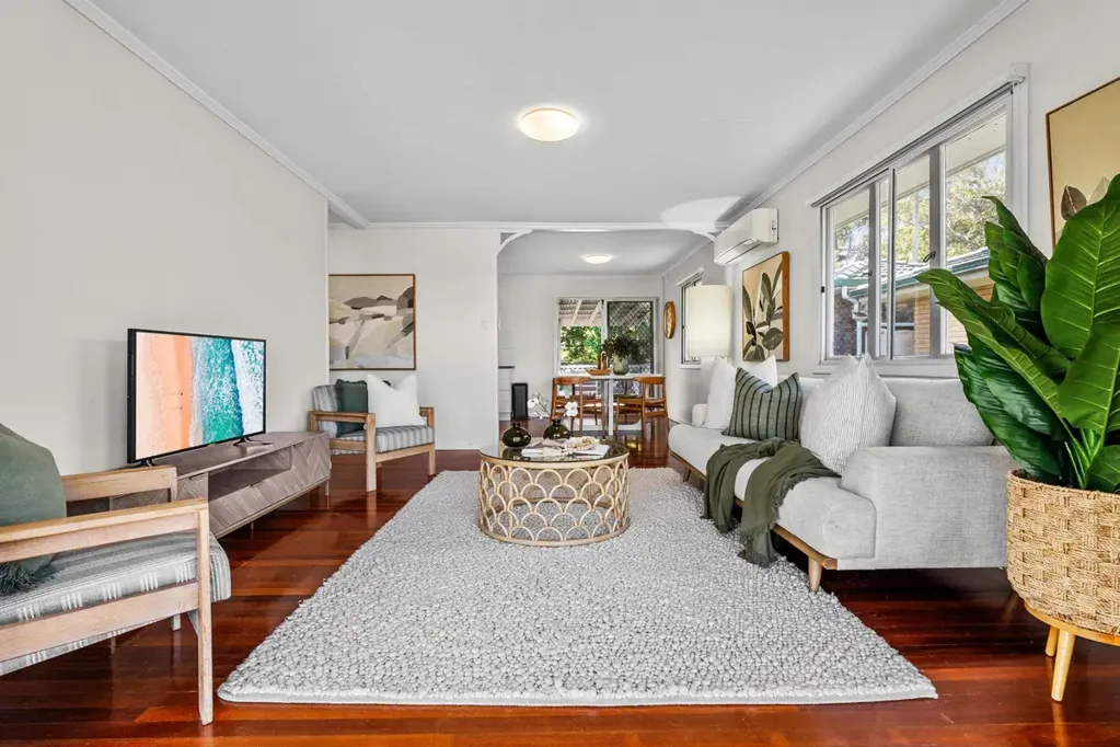 Wynnum 3Habitaciones Elevated Family Charm with a North-Facing Backyard