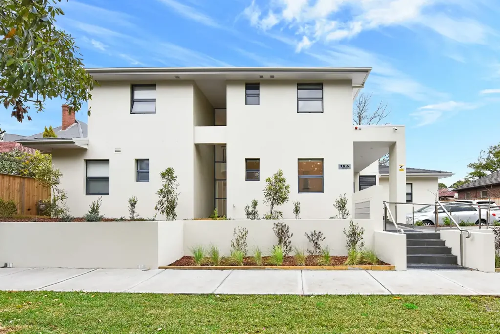 STUDIO LIVING IN THE HEART OF STRATHFIELD!