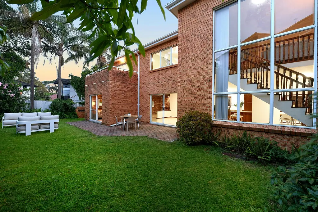 Maroubra 5chambre Palatial Family Home with Undiscovered Potential on a Peaceful Cul-de-sac