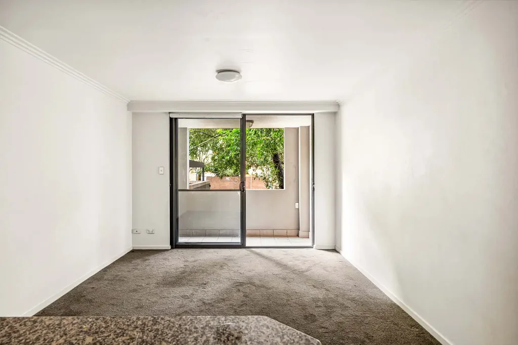 Contemporary apartment in cafe/dining/lifestyle hub
