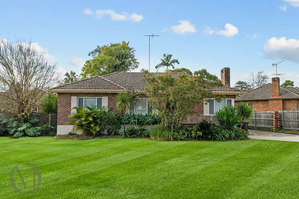 Ermington 3房 转角地块784sqm 51m临街面宽 建联排别墅潜力 宽敞三卧 自然采光充沛 灵活阳光房 广阔后院空间 宁静社区位置 Charming Family Home I 784sqm Corner Block | 51m+ Combined Frontage