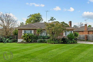 Ermington 3房 转角地块784sqm 51m临街面宽 建联排别墅潜力 宽敞三卧 自然采光充沛 灵活阳光房 广阔后院空间 宁静社区位置 Charming Family Home I 784sqm Corner Block | 51m+ Combined Frontage
