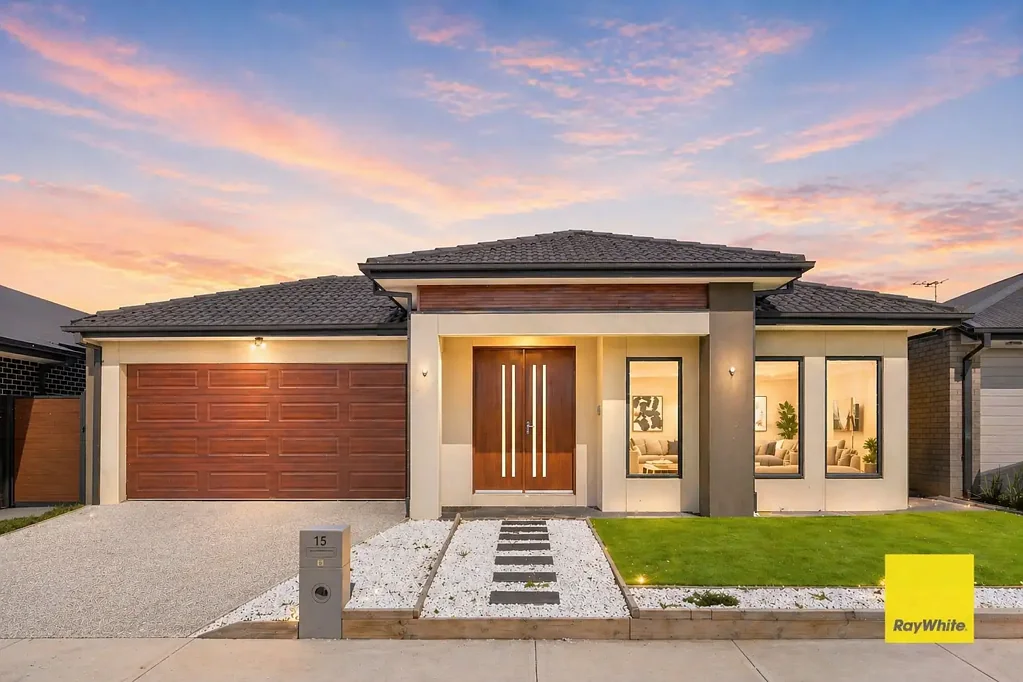Manor Lakes 4房 Village Estate朝北住宅 优质装修 宽敞主卧步入式衣帽间 瀑布边缘厨房 高天花板石材台面 双车库骨料车道 Stunning Near-New 4 Bedroom Family Home in Manor Lakes with Premium Upgrades, Double Garage, Two Living Areas and Spacious Master Retreat