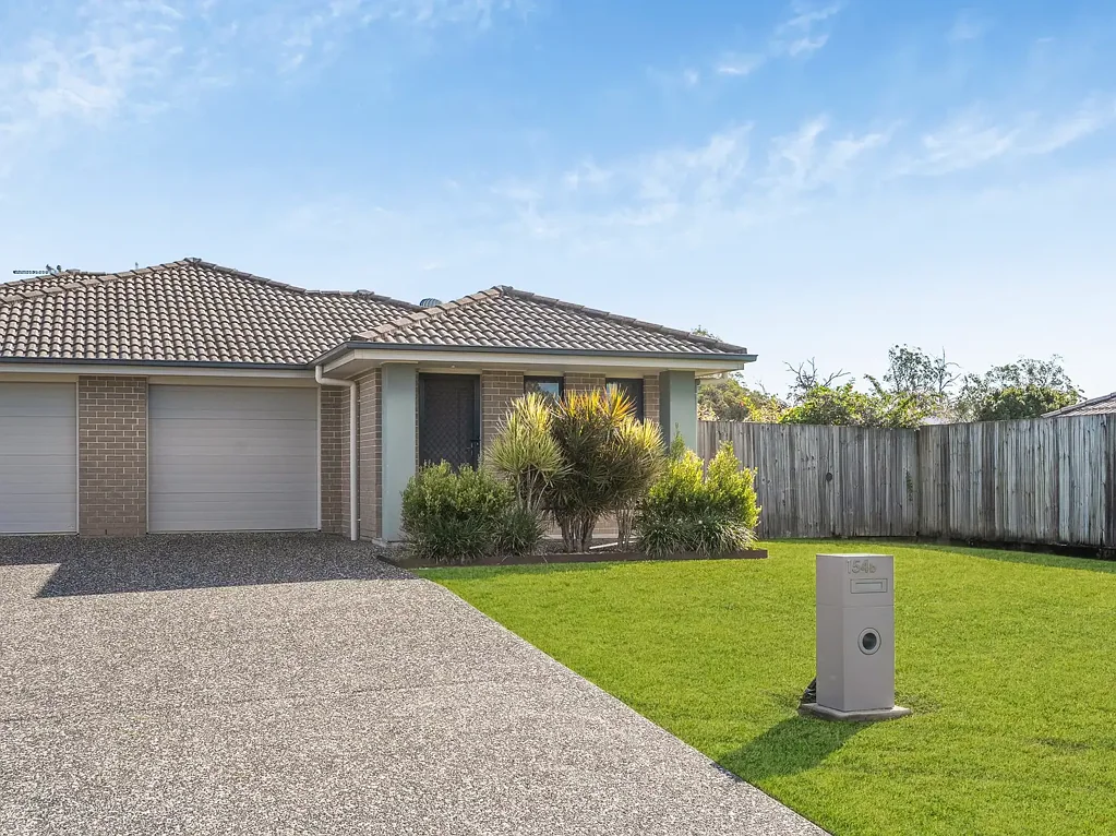 Caboolture 3Habitaciones Immaculate Duplex Living with Side Access & Sunshine