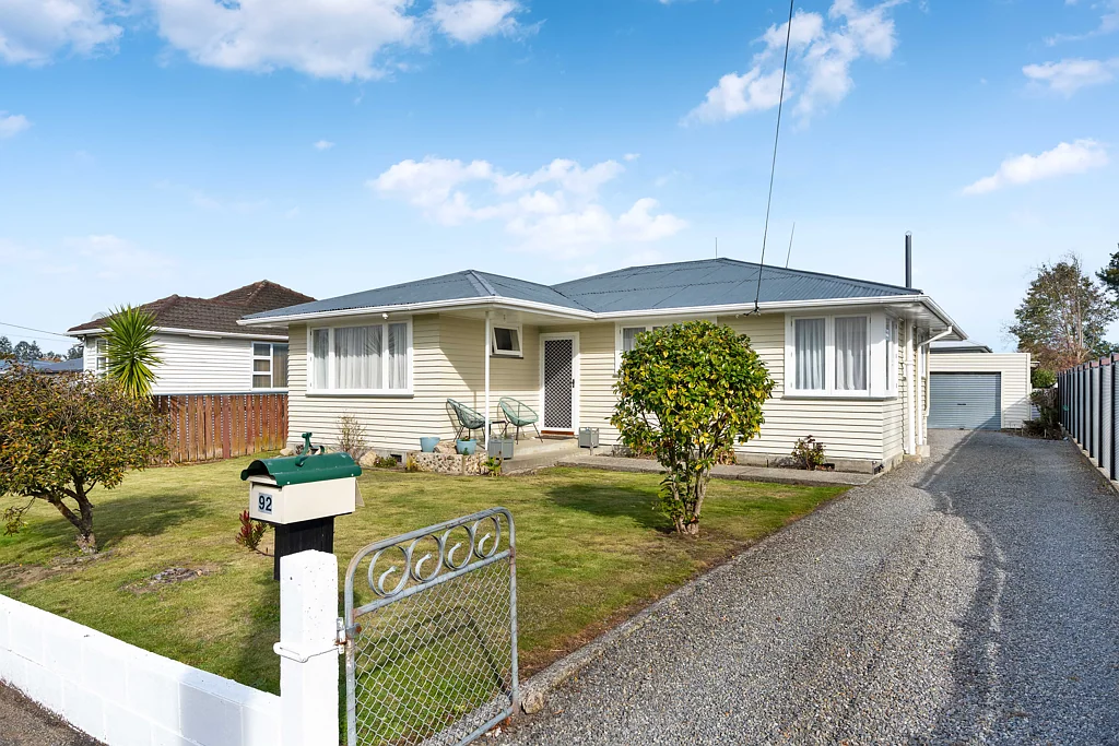 Masterton 2Moenga Charming 1950s Home - Walk to Kuripuni!