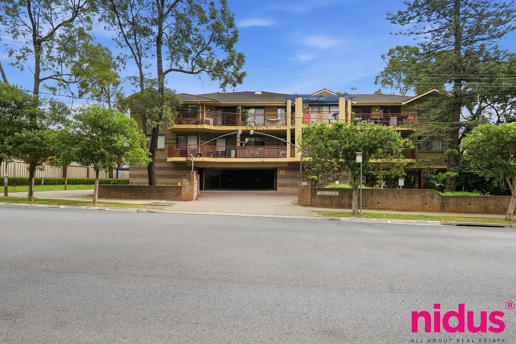 Toongabbie 2房 光线充足生活区  设备齐全厨房  两卧带内置柜  私人阳台放松  整洁浴室便利  内部洗衣房  安全车库  坚固构造宁静  近火车站购物  优质学区房 High-Demand Location with Strong Rental Potential