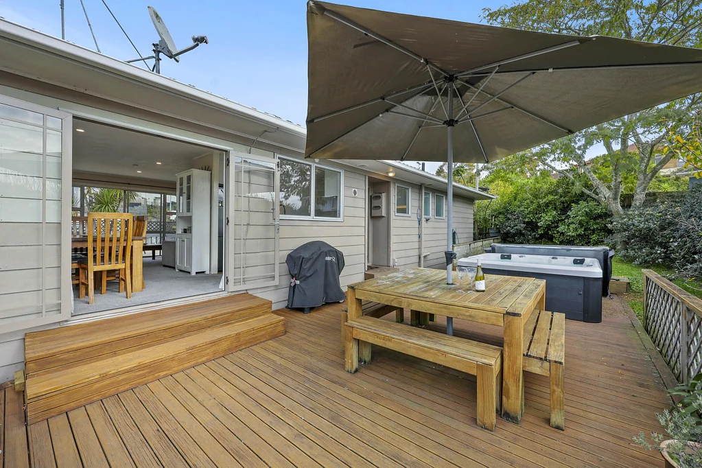 Howick 3 Bedroom Vendor On The Move-Present All Offers!