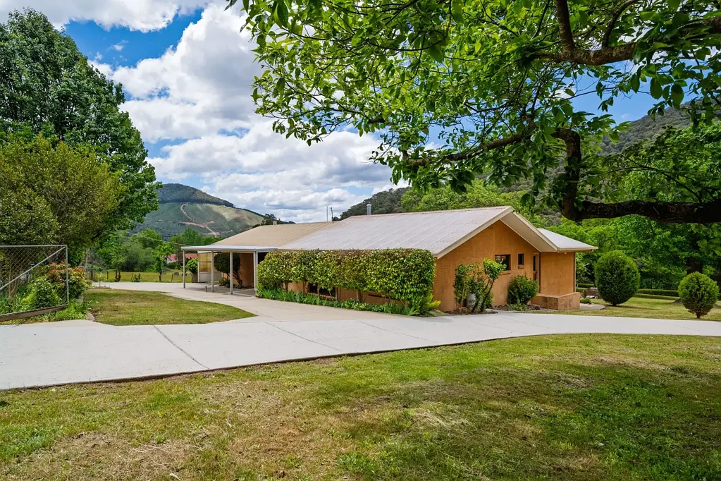 Wandiligong 4कमरा WANDILIGONG LIFESTYLE - 1.2 ACRES WITH CREEK FRONTAGE