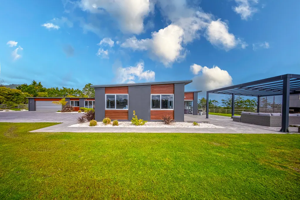 Kaitaia 4Moenga EXECUTIVE ENTERTAINER