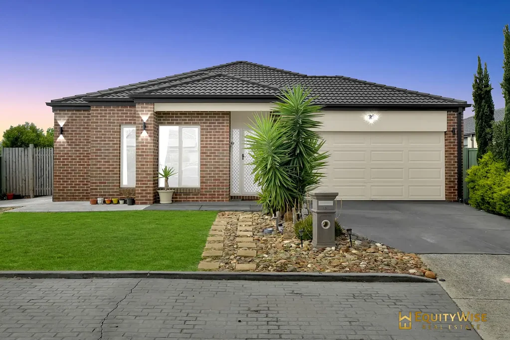 Stylish & Spacious Contemporary Living with Solar Panels!
