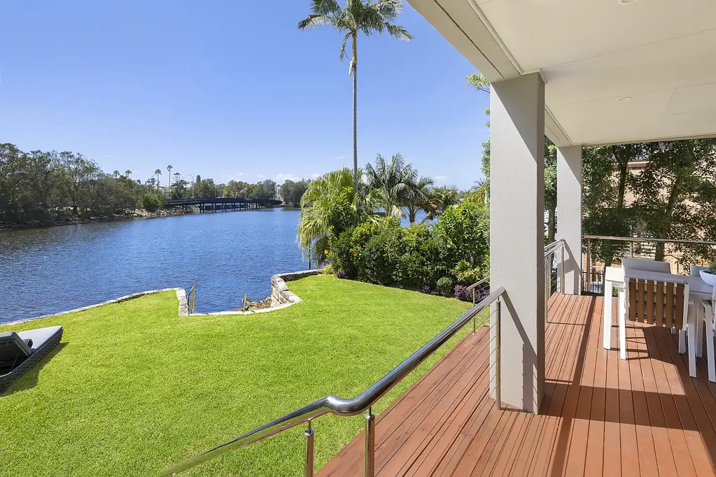North Narrabeen 5房 湖畔奢居 632sqm临水 开放式设计 自然采光充沛 室内外流动流畅 湖景私享 水上天堂 水岸生活典范 Lakefront Luxury Meets Coastal Charm