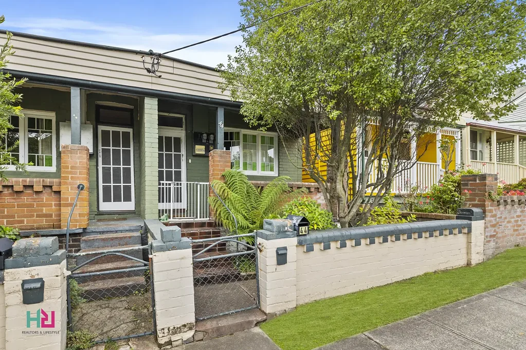 Lithgow 4ਬੈੱਡਰੂਮ Two Double‑Brick Semis on One Title With DA Approval to Strata — Secure Dual Income in Central Lithgow