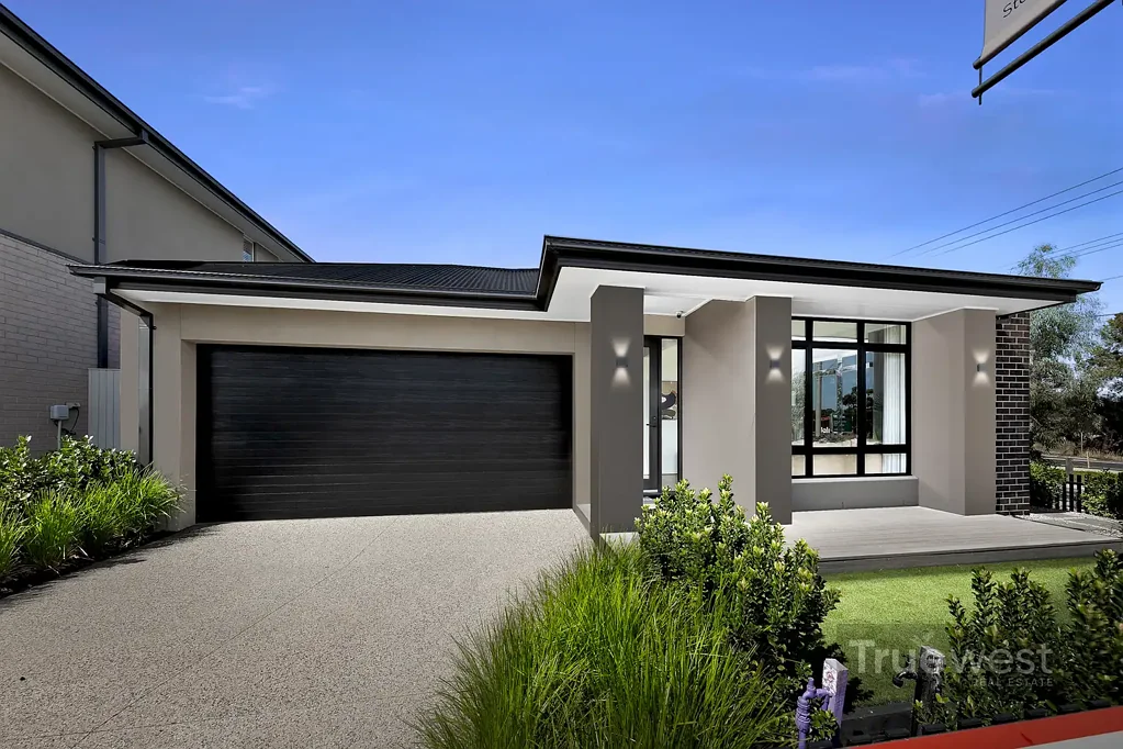 Donnybrook 4 Bedroom Live like a King in a Ex Display home by Home Buyers Center!