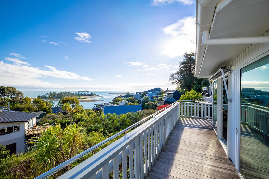 Britannia Heights 2Zimmer Coastal Ease with Front Row Seats to the Bay