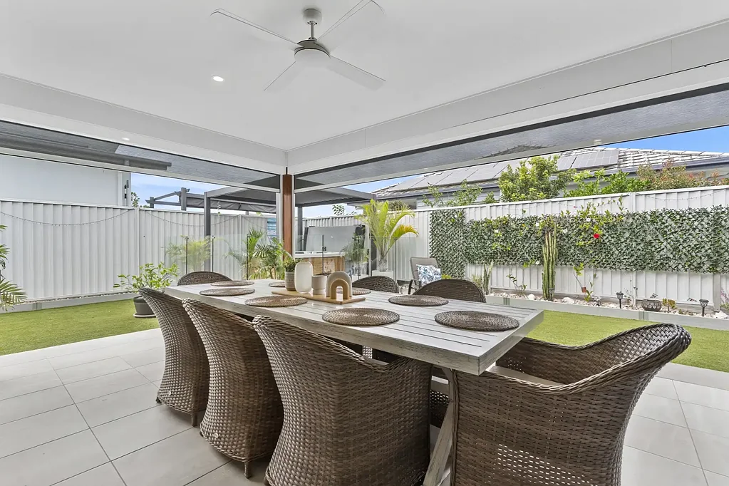 Banksia Beach 3房 海滨瑰宝 3卧带套间 开放式设计 自然光充沛 主卧空调 全屋风扇 双车位 5分钟海滩 Light-Filled Luxury in the Heart of Banksia Beach