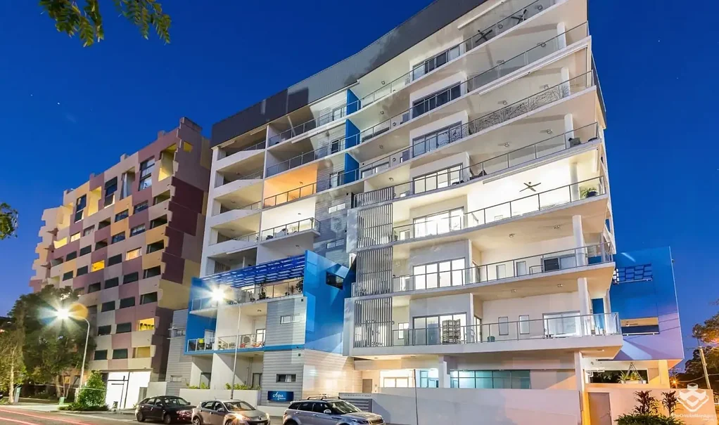 ! 2Beds 2 baths 1 Car Space!!