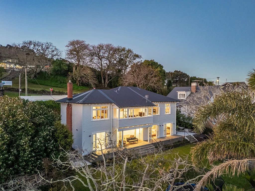 Devonport 5कमरा Stunning family home in village with views