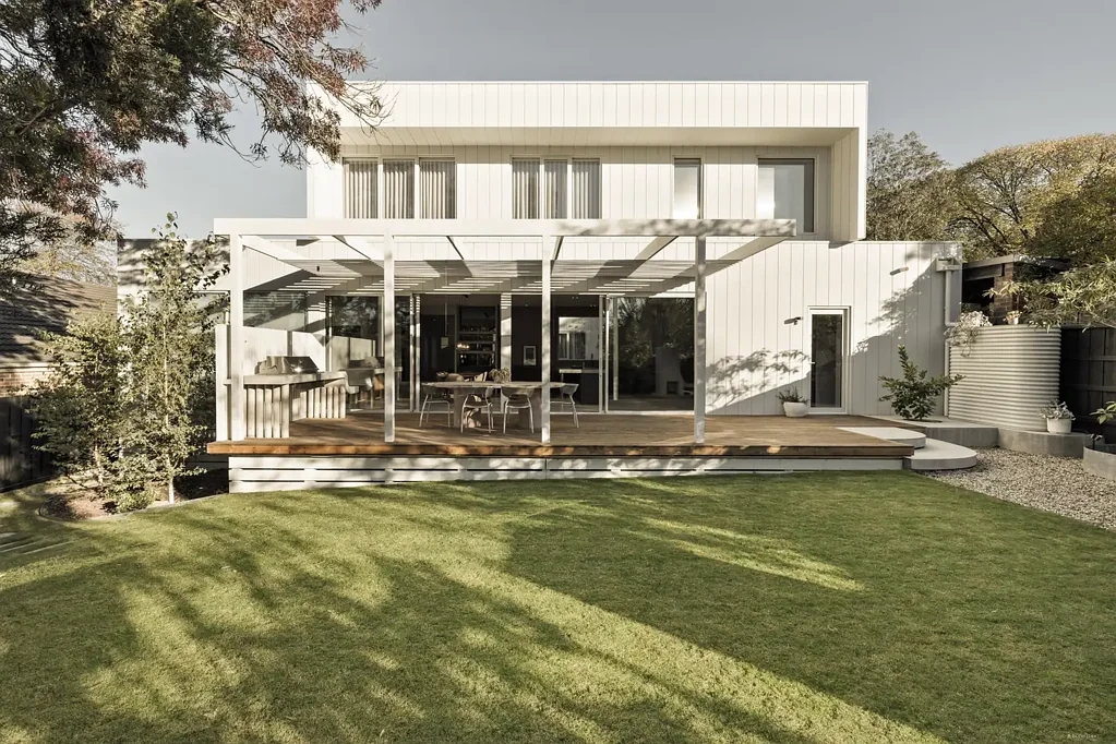 Mitcham 5침실 McMaster House: a Grand Designs transformation of family luxury and intelligent comfort.