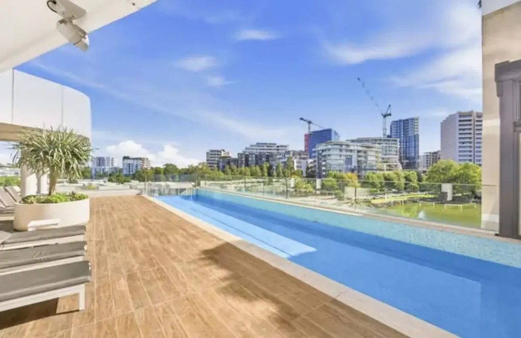 Luxury High-Floor Apartment | 2 Bedrooms + 2 Bathrooms + Parking + 2 Storage Cages