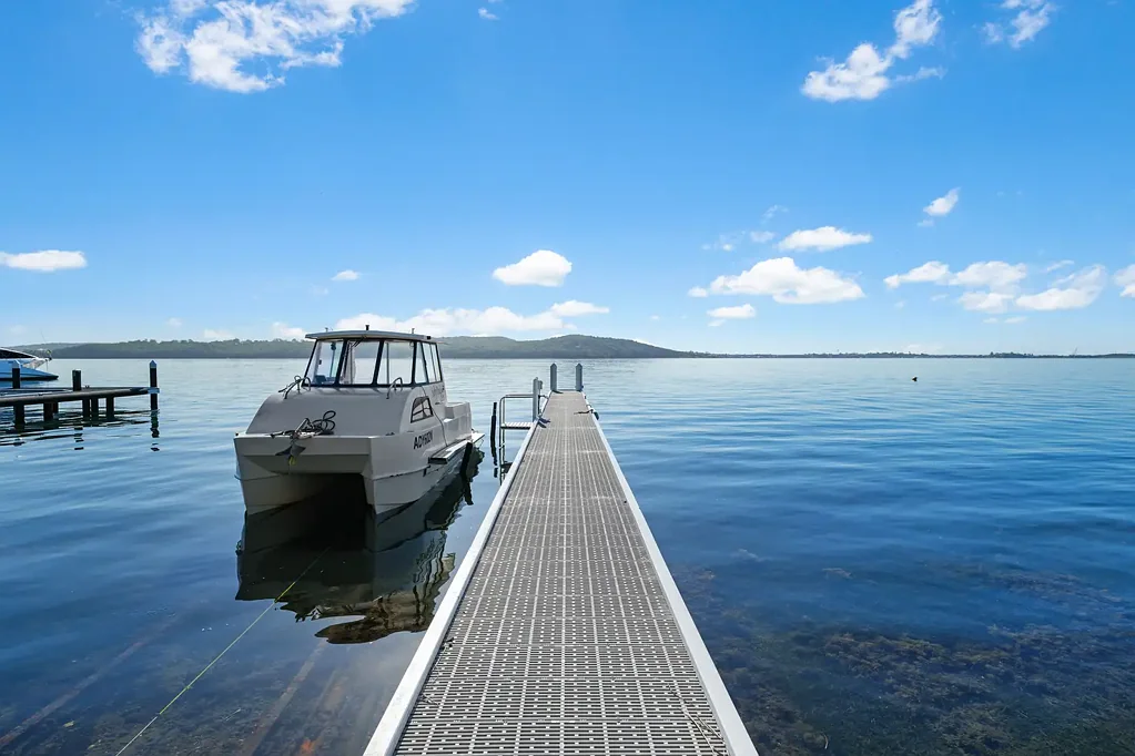 Coal Point 3房  Absolute Waterfront Living With Panoramic Lake Views