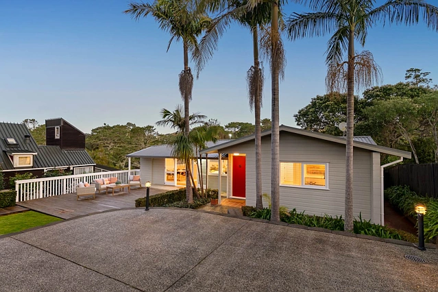 18 Sandford Street, Campbells Bay, North Shore City