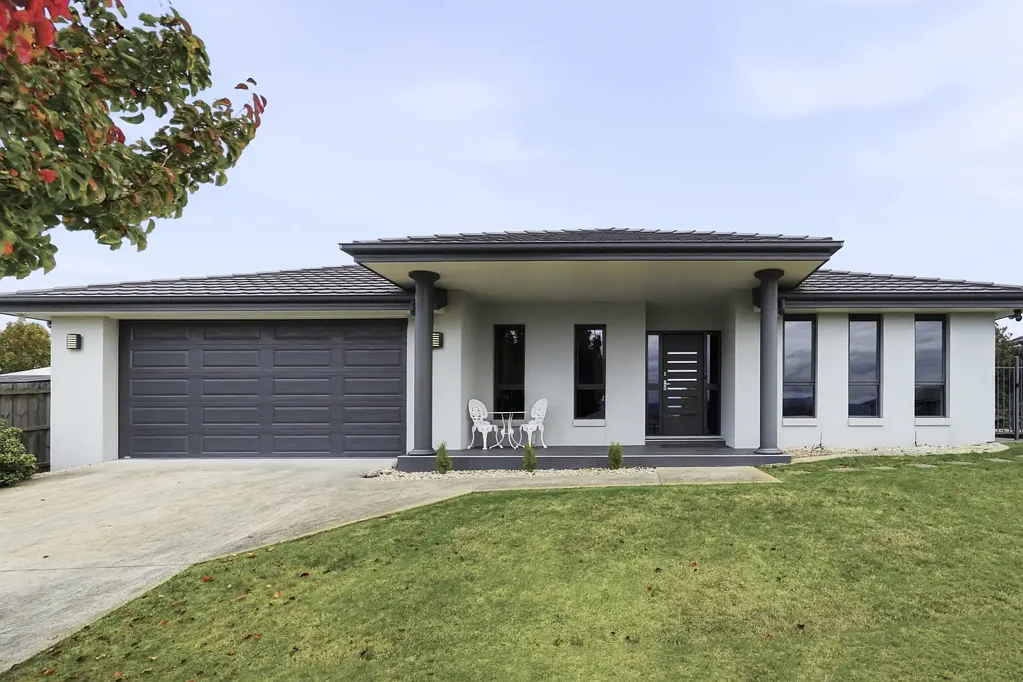 Legana 4房  Spacious family home, separate lounge and drive through access to double garage and workshop