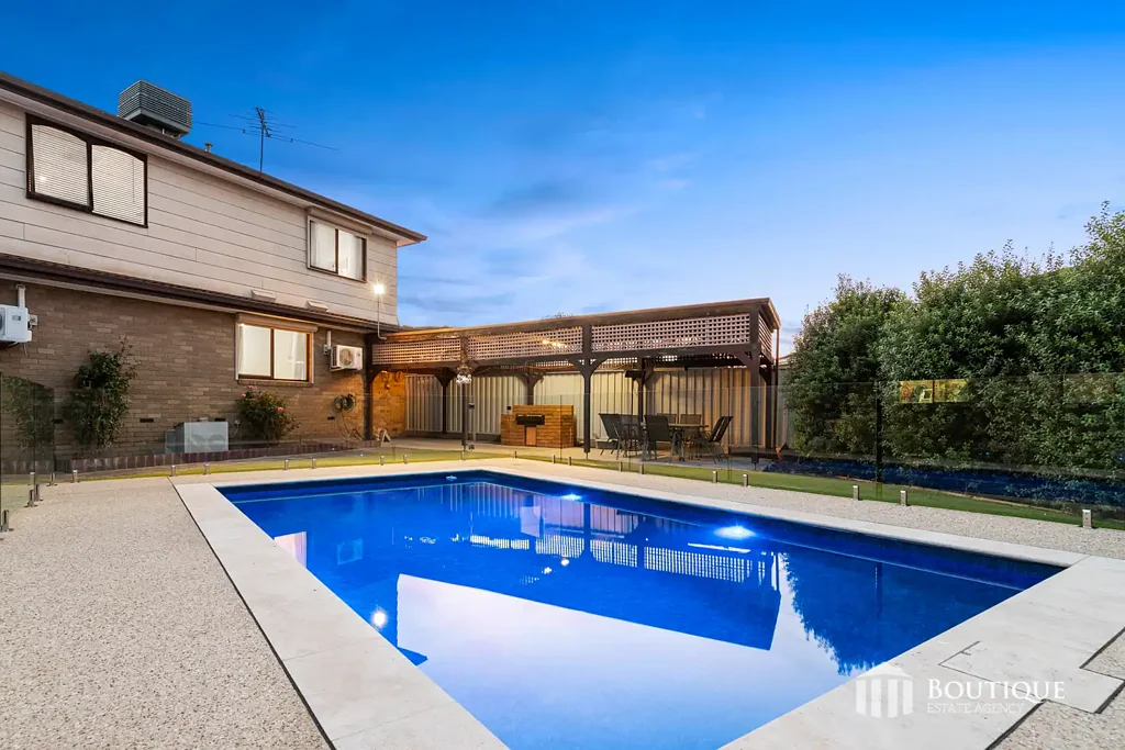 Dandenong North 4房 开阔的家庭生活，附带泳池边的娱乐设施 Expansive Family Living with Poolside Entertainment