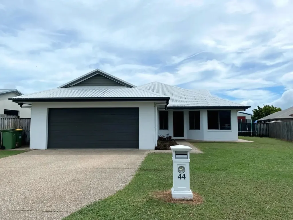 Modern Family Home in Convenient Blacks Beach Location