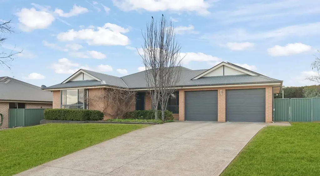 Beautifully Family Home in Sought-After Laffing Waters