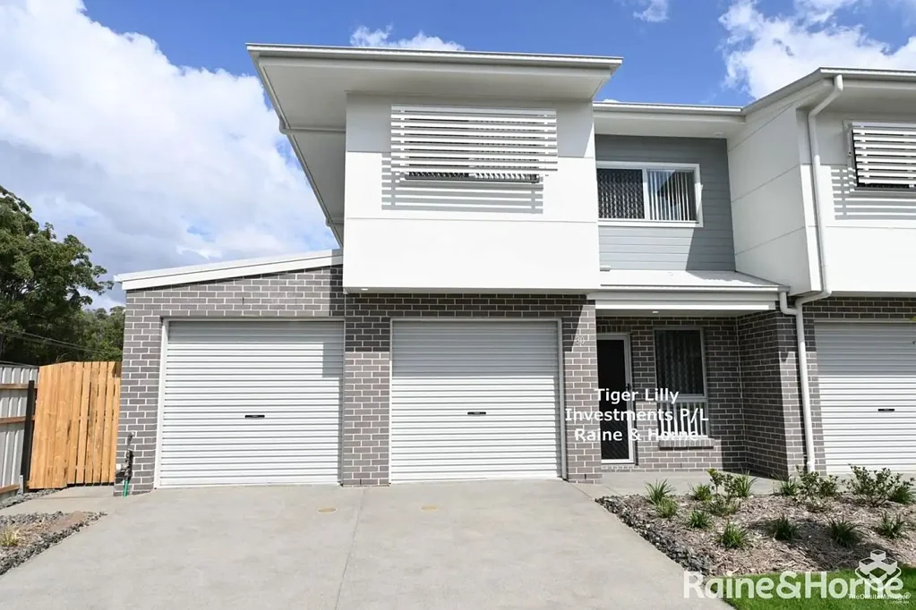 LUXURY 4 BEDROOM TOWNHOUSE 2 LIVING AREAS