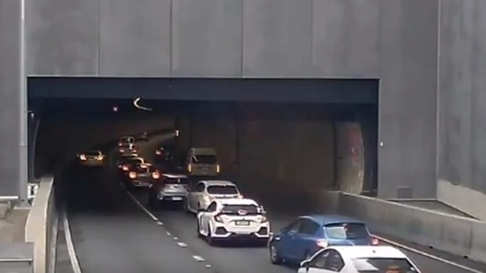 奥克兰Waterview隧道突发车祸致大堵车，通勤请注意！