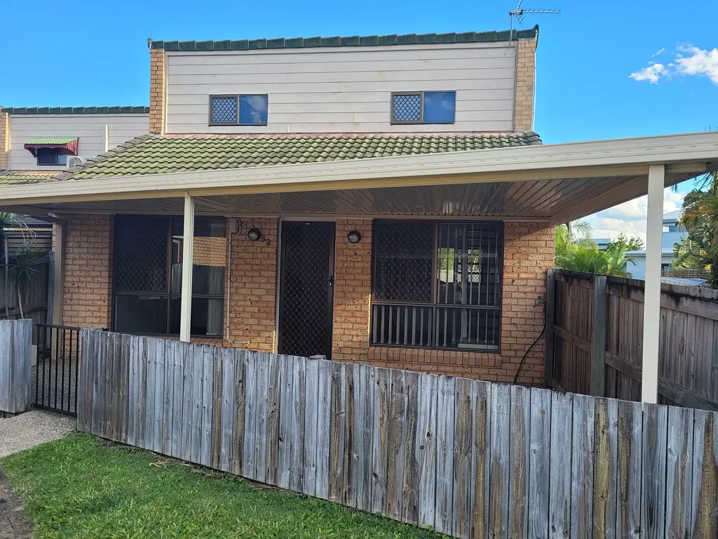 AVAILABLE NOW!
Modern Townhouse in Mermaid Beach