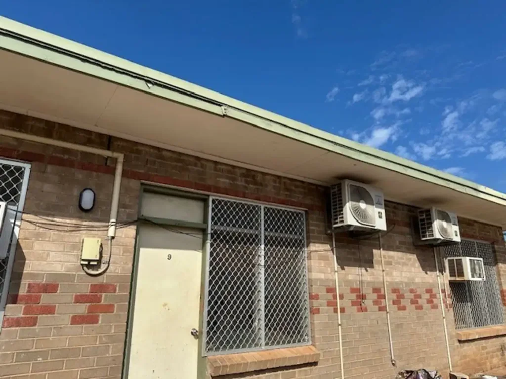 Compact 2 bedroom unit close to town