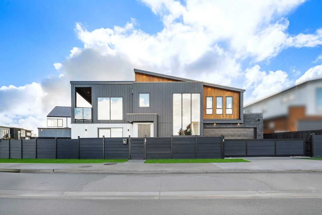 Hobsonville 5ਬੈੱਡਰੂਮ Designer Haven with Coastal Charm in Scott Point